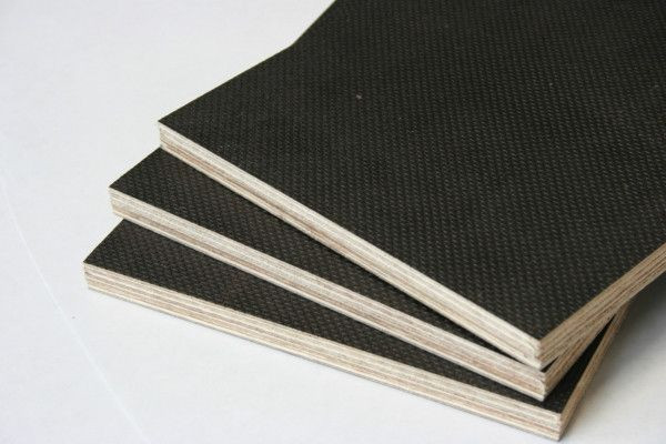 Csúszásmentes rétegelt lemez (2500x1500x15mm) EUKALYPTUS 240/165G